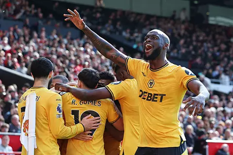 ولفرهامبتون يسعى للتعاقد مع لاعب بيرنلي